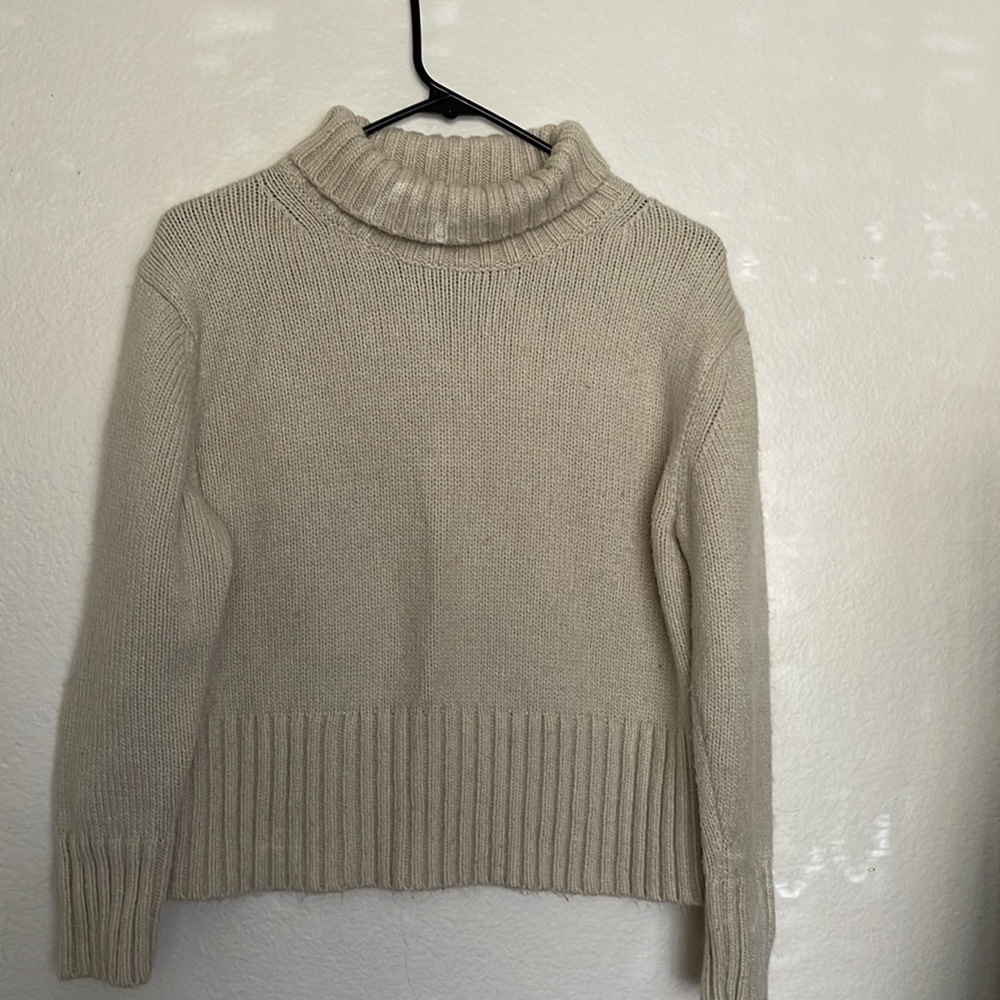 ANN TAYLOR.Size XS.color Cream. These shadows on the top are sunlight